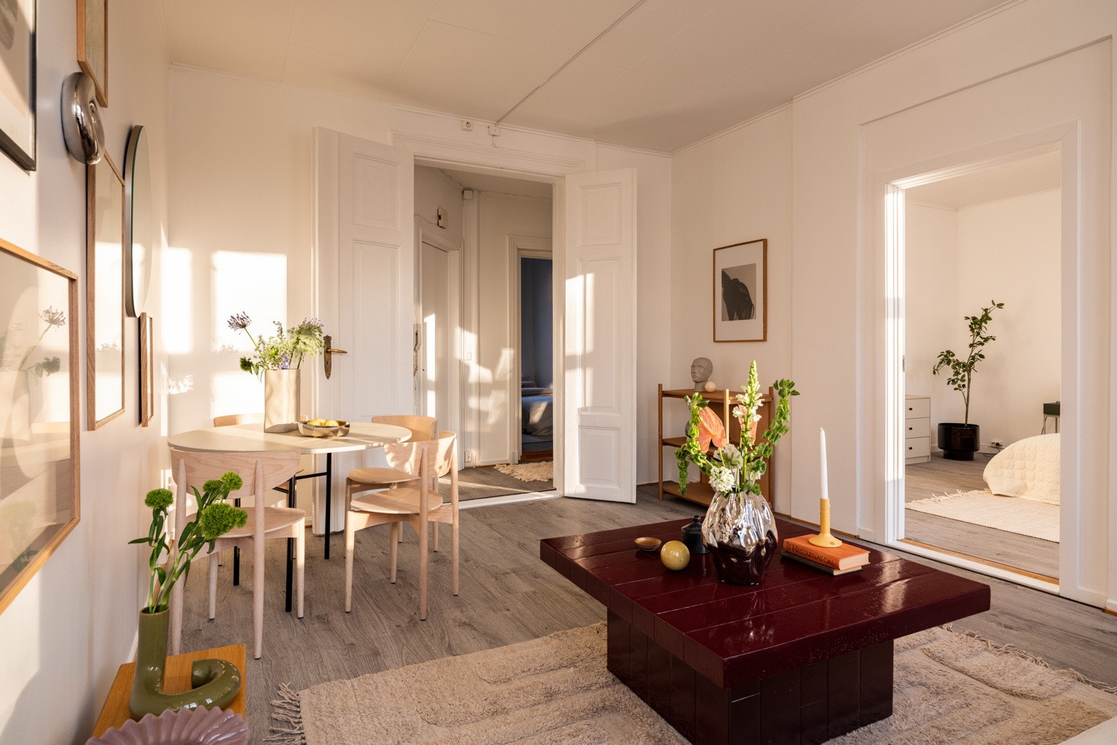 Fra entréen er det flott originale fløydører inn til stuen. Galleribilde