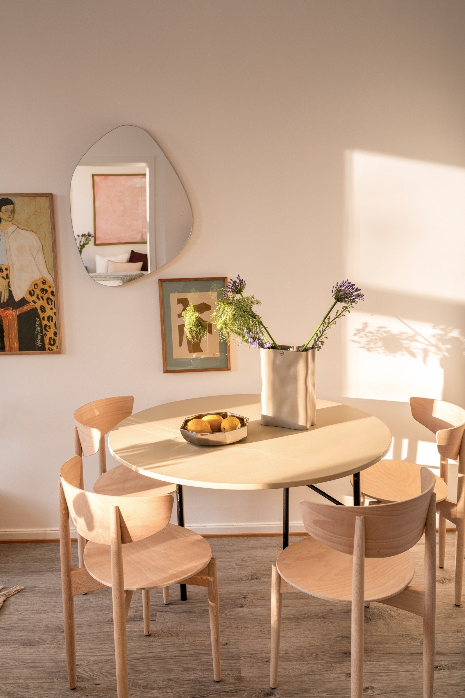 Lysinnslippet sammen med den gode takhøyden på ca. 2,8 meter gir en luftig romfølelse. Galleribilde