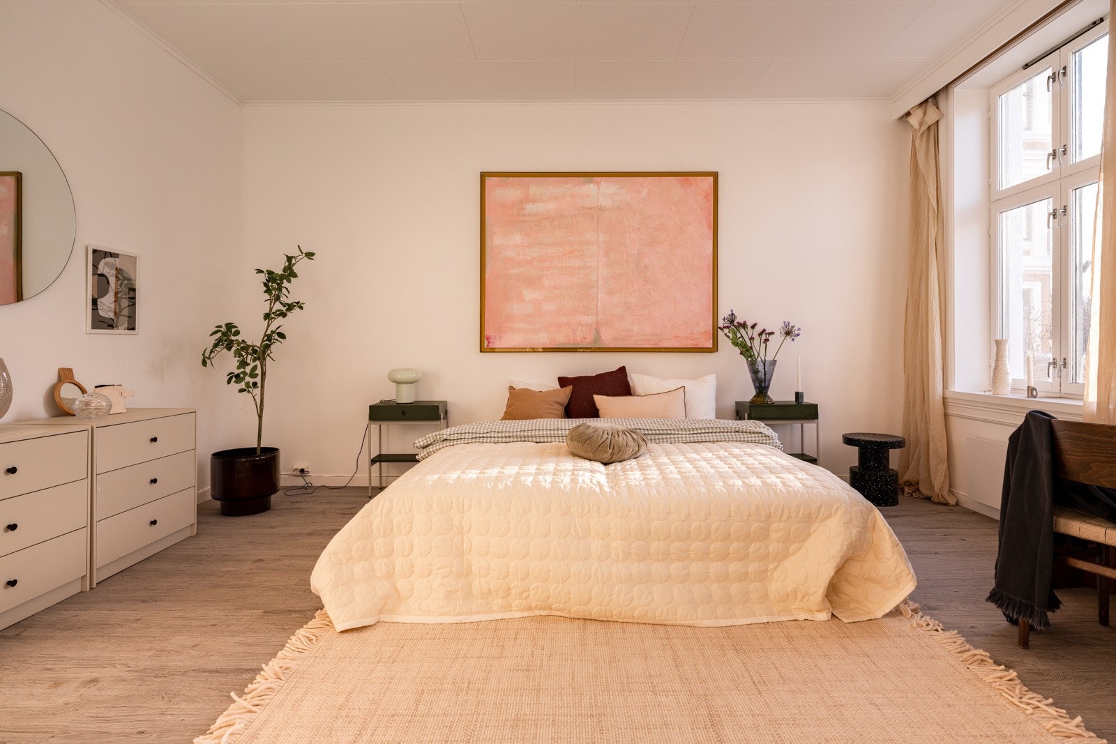 Et stort og lyst rom som passer perfekt som hovedsoverom. Galleribilde