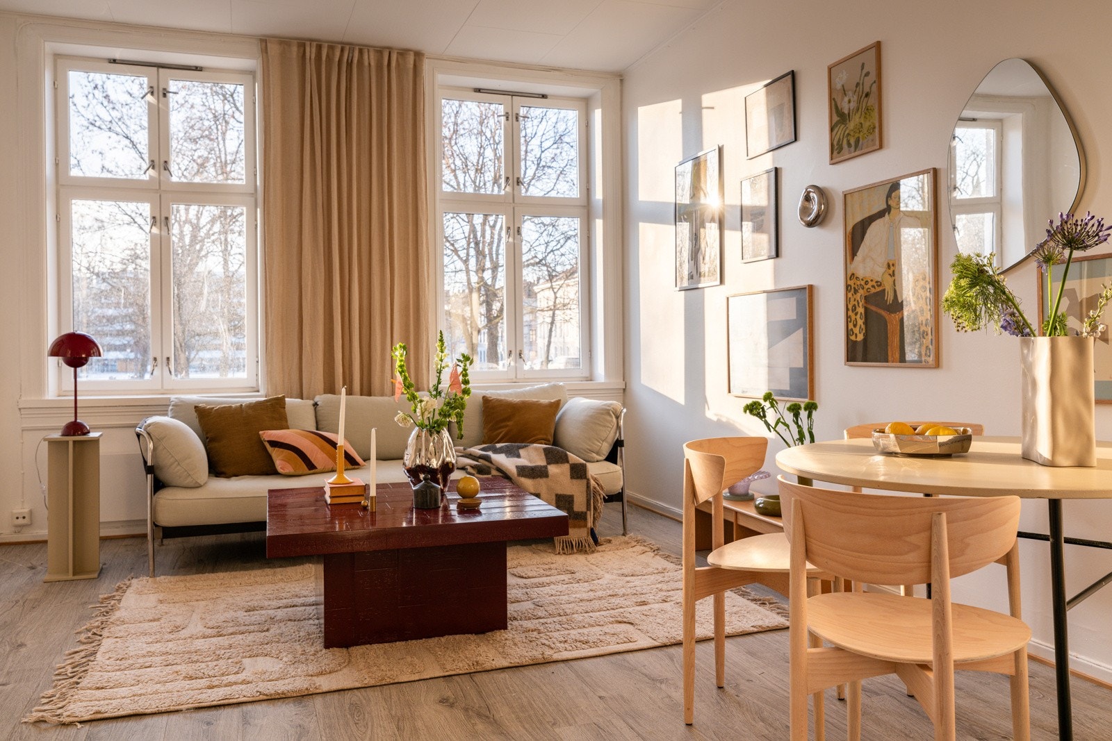 En lys og luftig 3-roms leilighet i en klassisk bygård fra 1876. Galleribilde