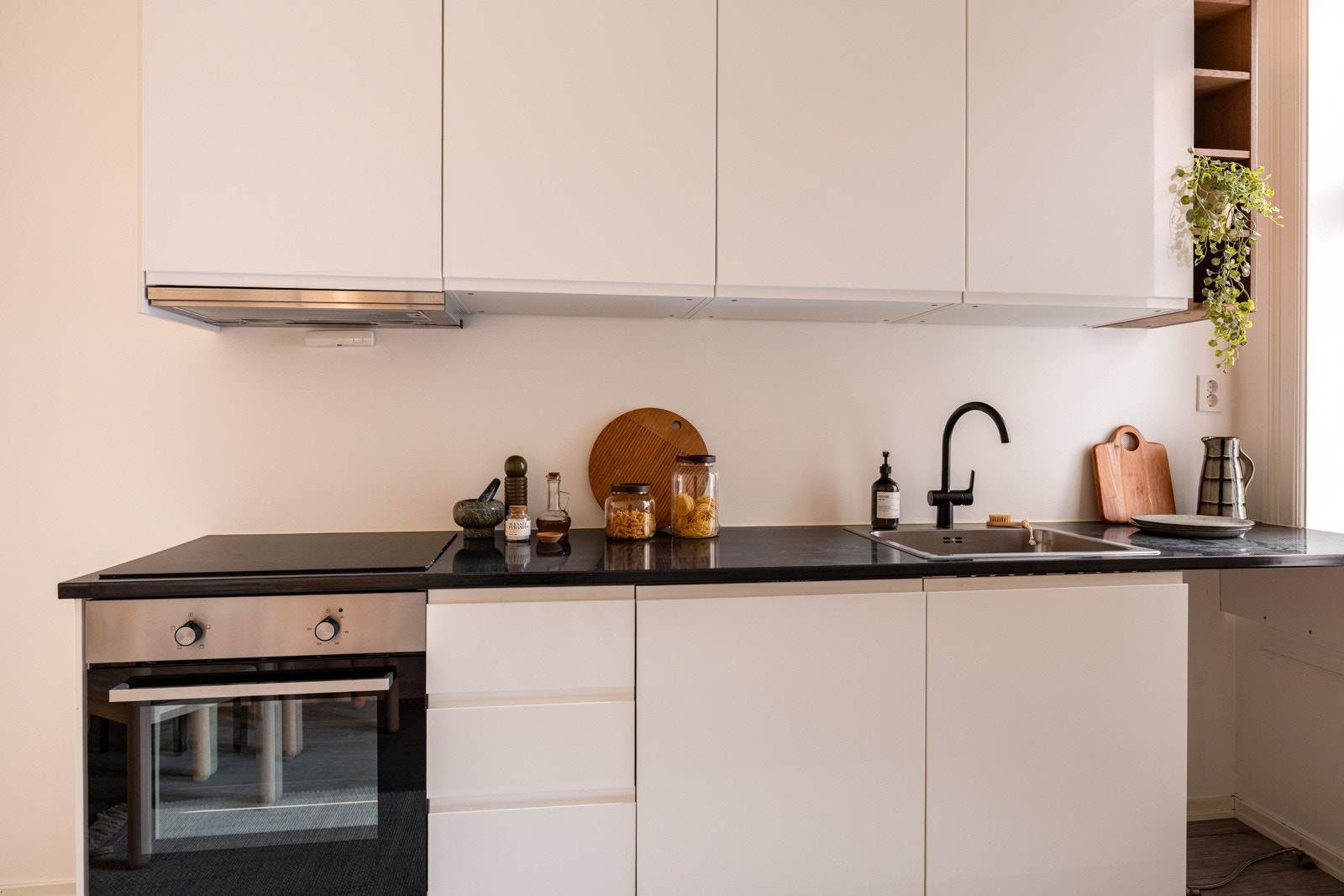 Kjøkkenet er utstyrt med medfølgende integrerte hvitevarer som nedfelt platetopp, stekeovn og oppvaskmaskin. Avtrekkvifte med kullfilter over komfyr. Galleribilde