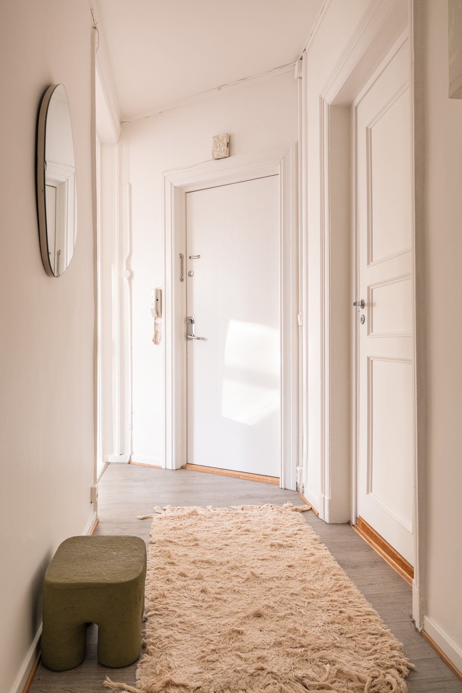 Du ønskes velkommen inn i en lys entré med plass til sko og oppheng av yttertøy. Galleribilde