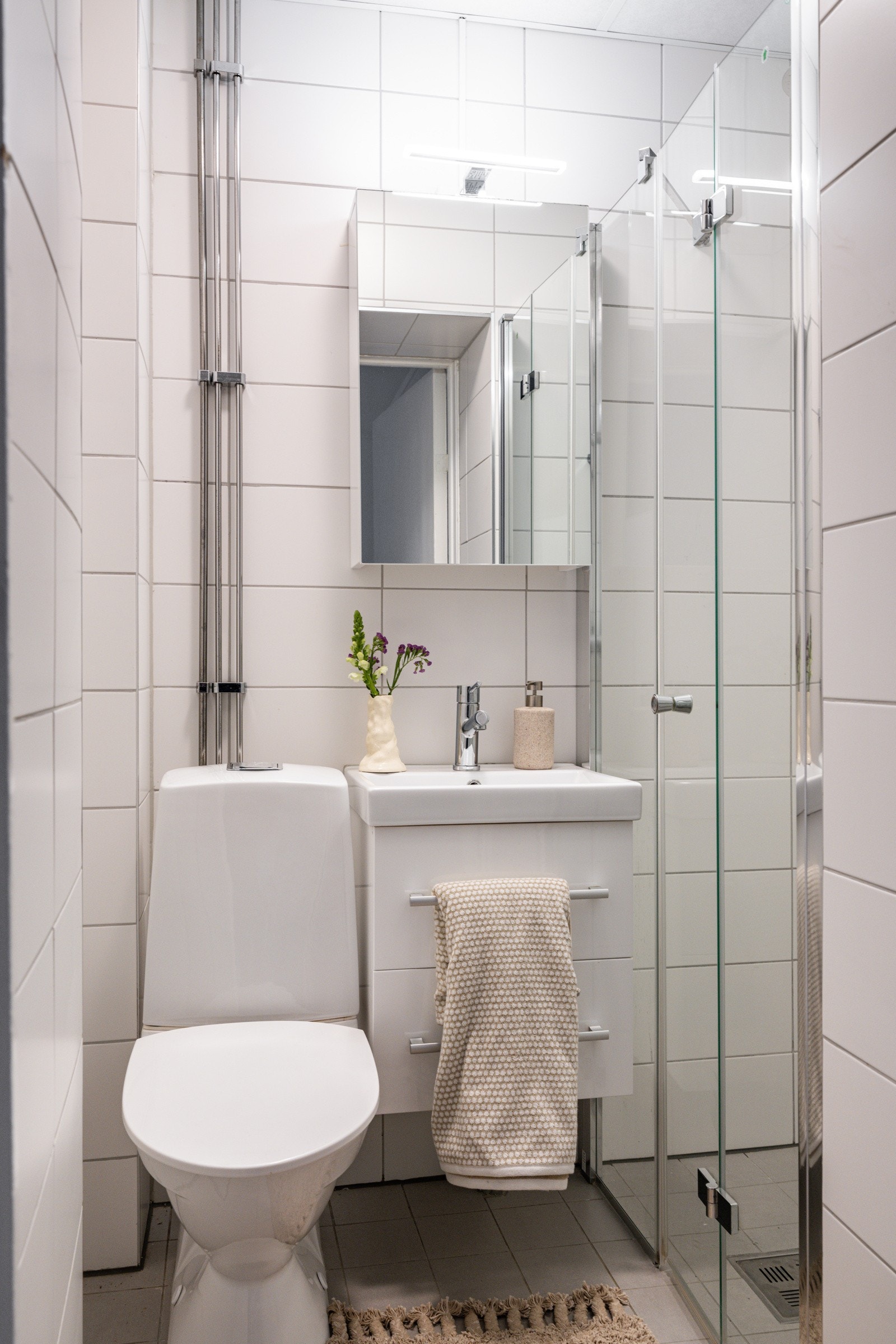 Leiligheten har et lyst flislagt baderom med varmekabler i gulv og elektrisk avtrekk via yttervegg. Galleribilde