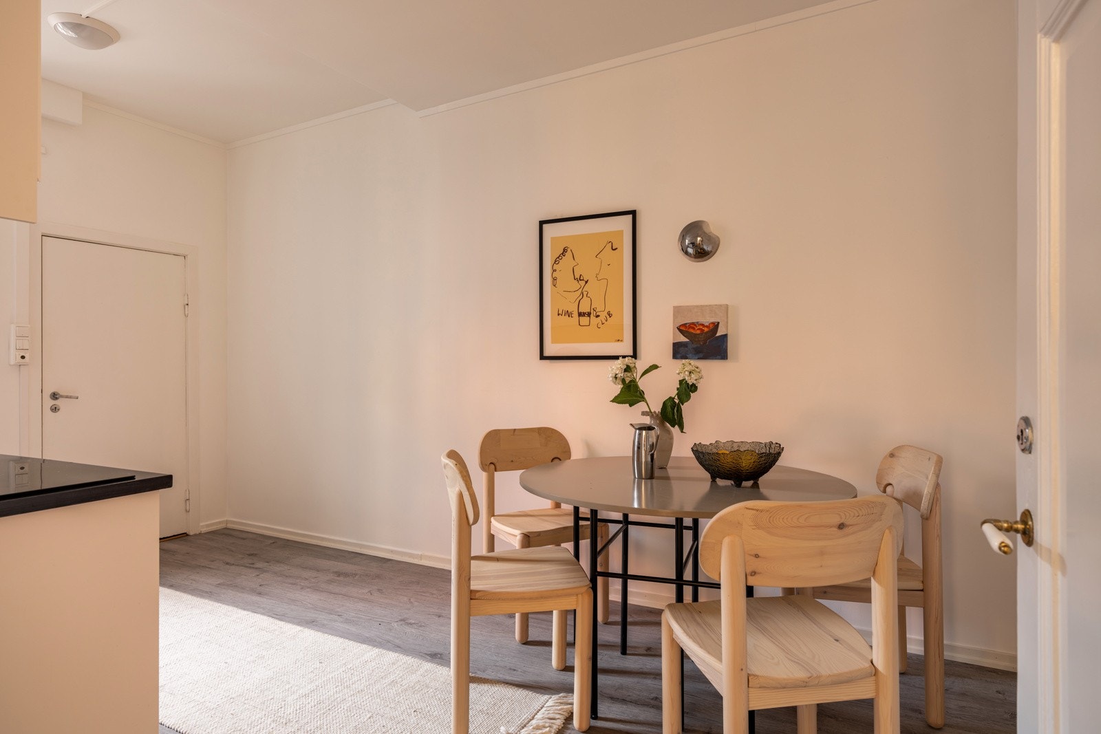 Leiligheten har et lyst separat spisekjøkken som vender ut mot rolig bakgård. Galleribilde