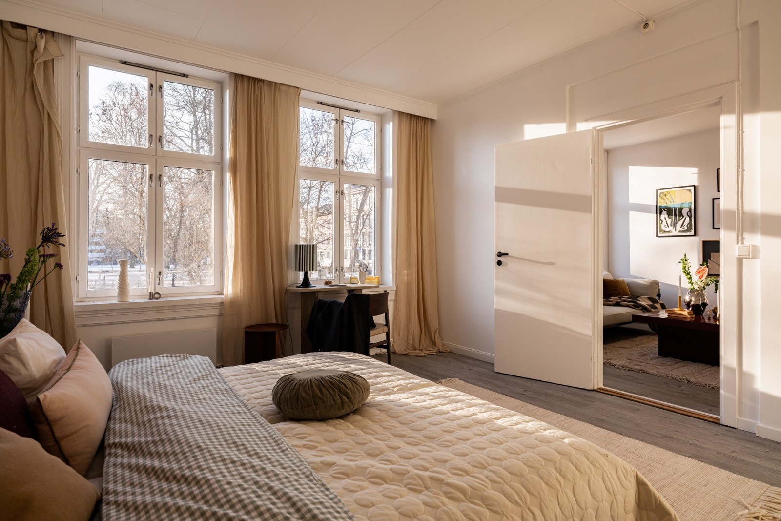 Alle vinduene i leiligheten har fine brede vinduskarmer som er perfekte for planter og dekor. Galleribilde