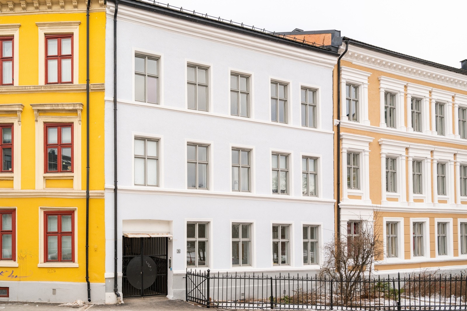 Attraktiv beliggenhet på Grünerløkka, med Sofienbergparken som nærmeste nabo. Her bor du med kort gangavstand til offentlig kommunikasjon, samt til hovedstadens rike utvalg av fasiliteter og servicetilbud. Galleribilde