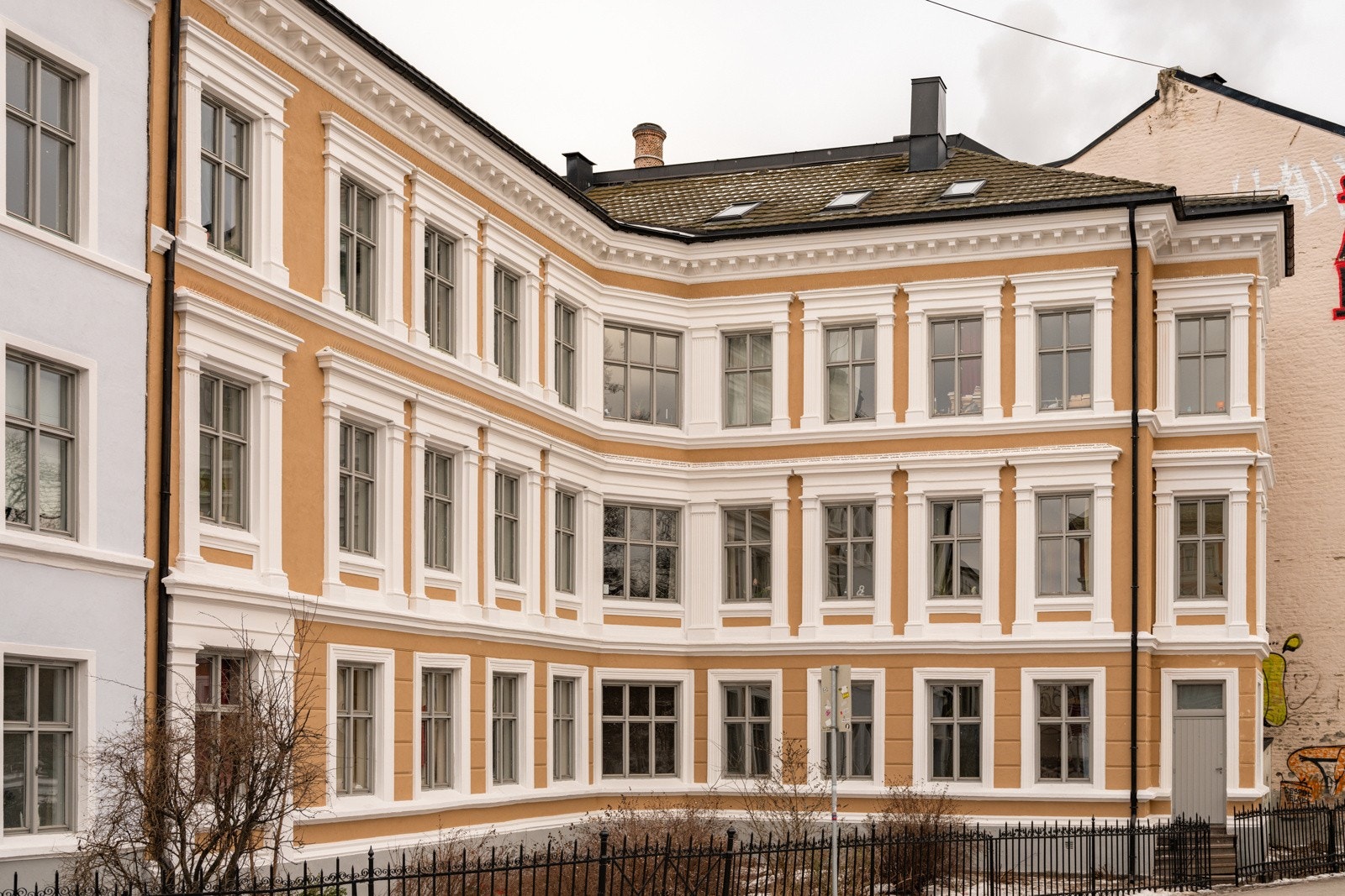 Fasaden er nyoppusset i 2025 Galleribilde