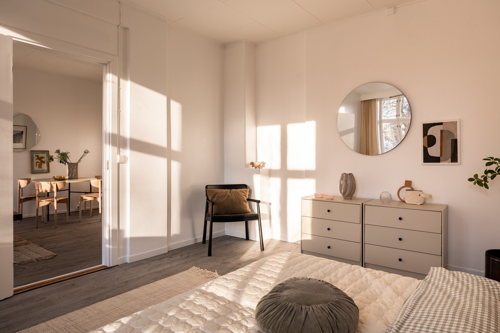 Soverommet har moderne enstavs laminat på gulv og glatte lysmalte overflater. Galleribilde