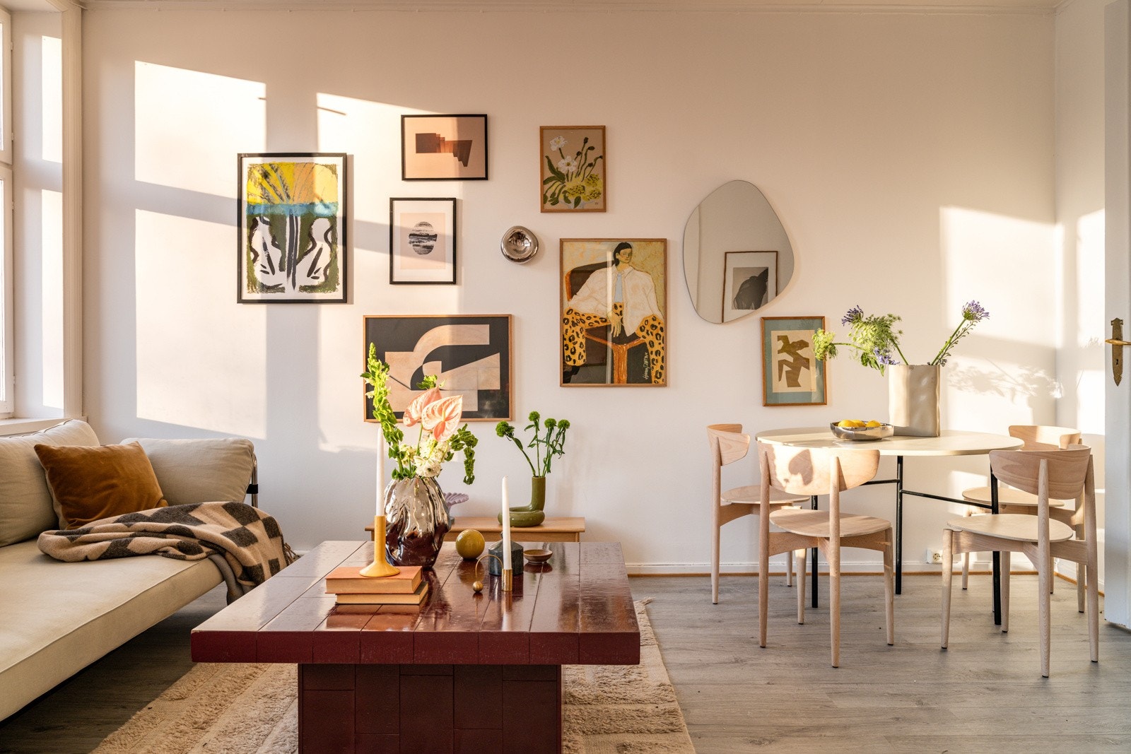 Stuen har moderne standard med enstavs laminat på gulv og glatte lysmalte overflater. Galleribilde