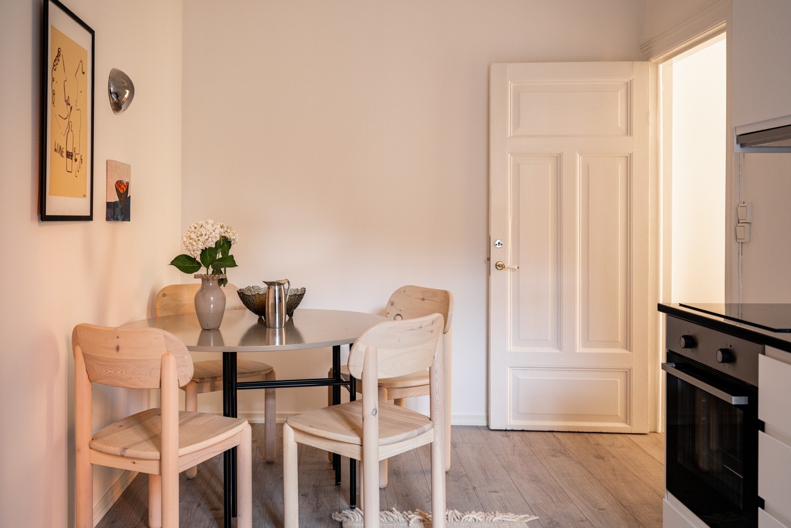 På kjøkkenet er det plass til et spisebord som gjør at også kjøkkenet blir et naturlig oppholdsrom og samlingspunkt. Galleribilde