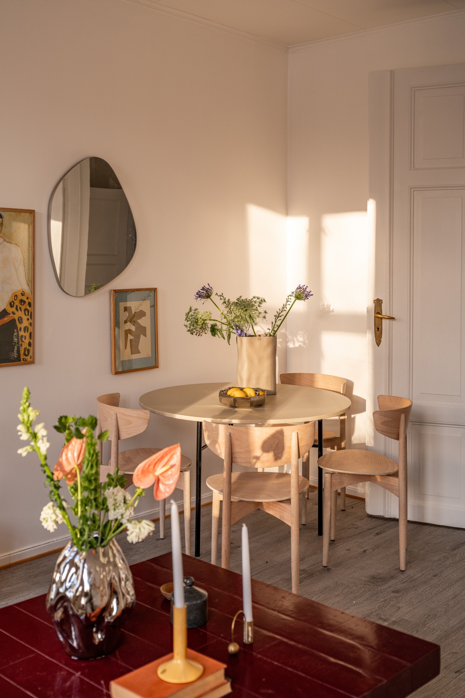 I stuen er det plass til både sofa og spisebord. Galleribilde