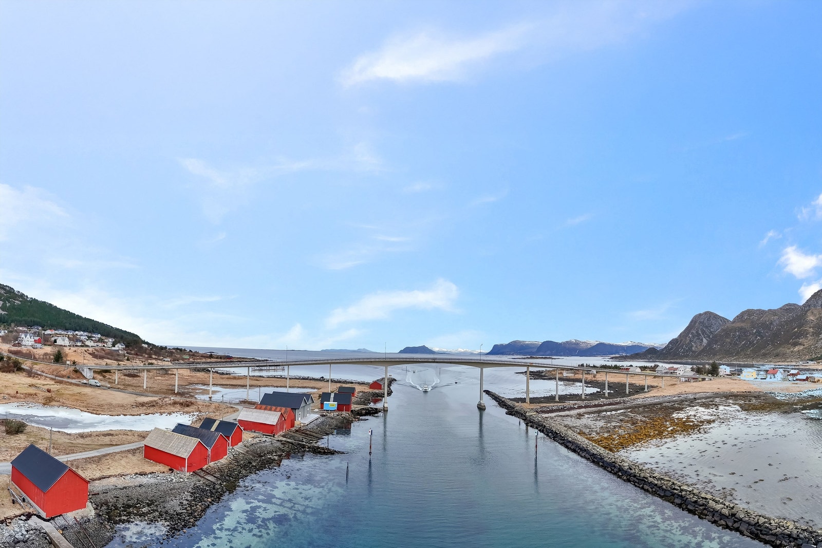 Møremegling ved Brynjar S. Bergesen presenterer dette doble naustet på Remøya. Galleribilde