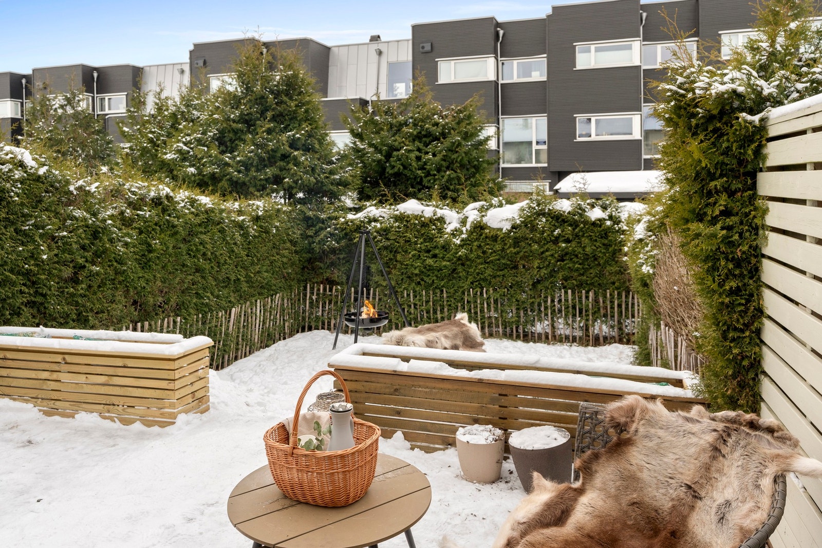 Hagen er pent opparbeidet med terrasse, hellelagt uteplass ved inngangspartiet, gressplen, prydbusker og plass for bålpanne. Galleribilde