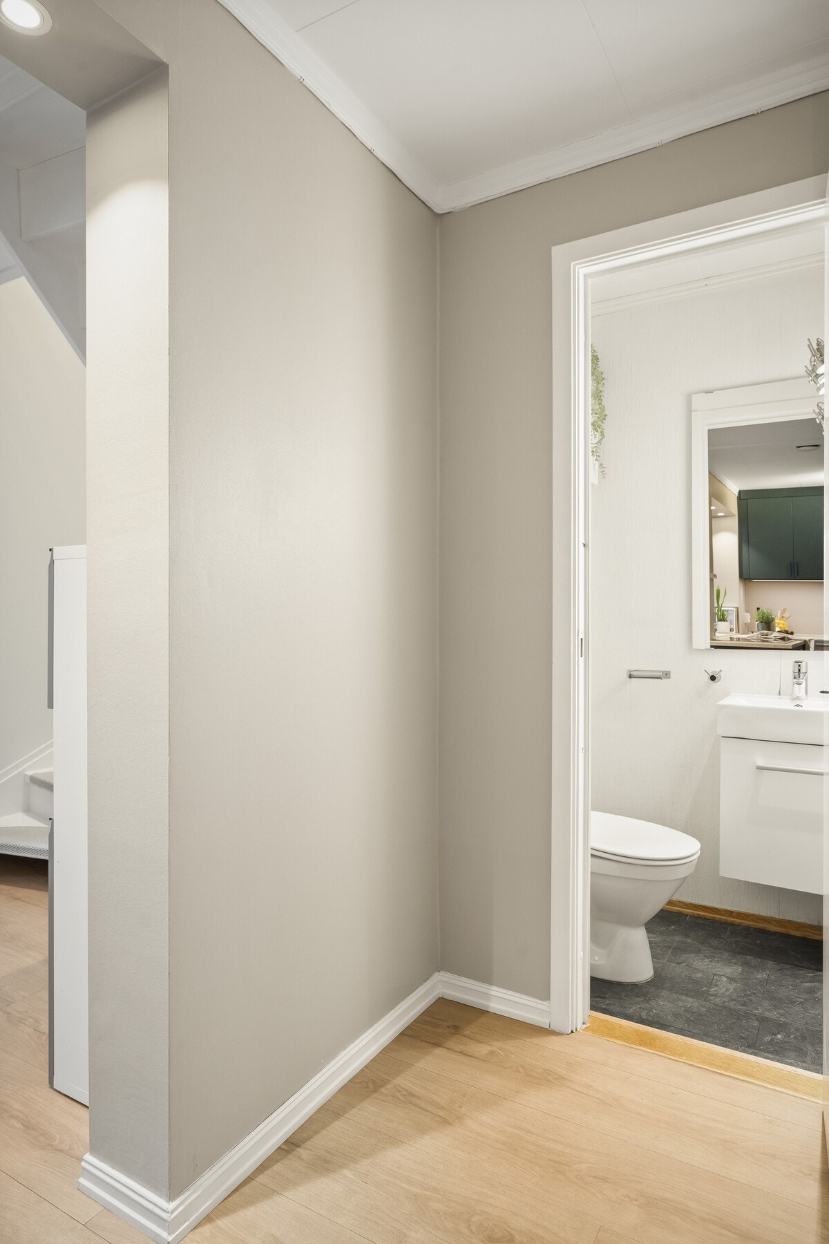 Ved kjøkkenet ligger wc og vaskerom praktisk plassert. Galleribilde