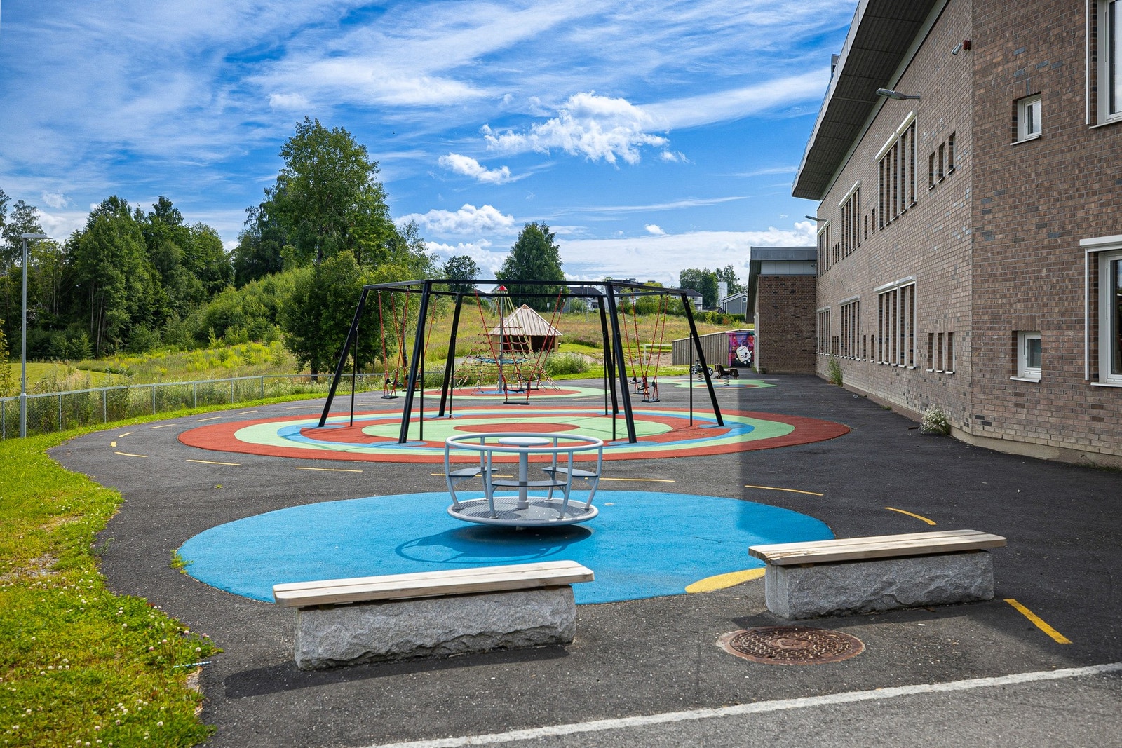 Fra eiendommen er det gangavstand på ca. 1,6 km til Hebekk barneskole og ca. 2,7 km til Ski ungdomsskole. Galleribilde