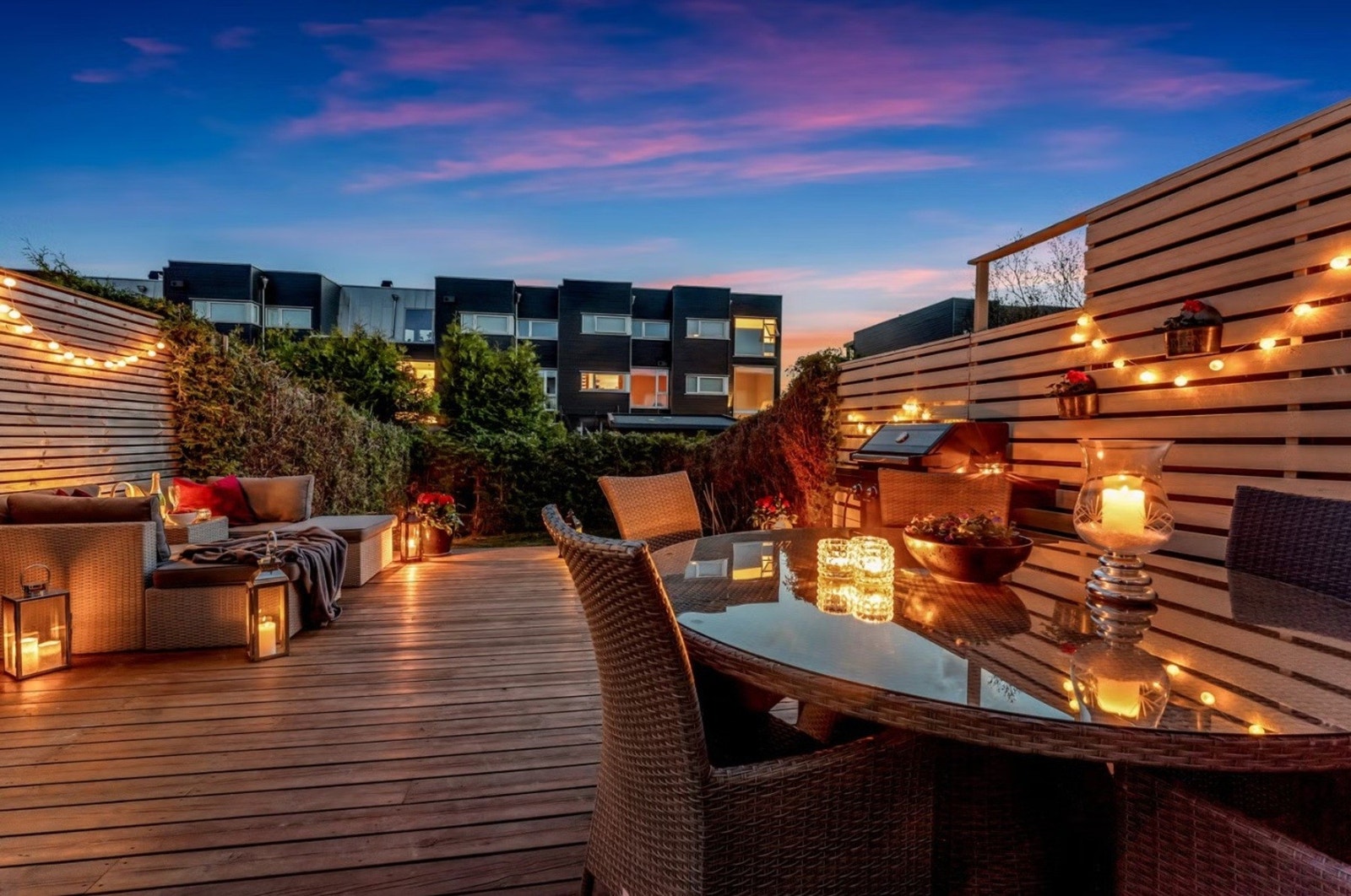 Her vises den hyggelige hagen om sommeren. Her ligger alt til rette for å skape en liten idyll. Galleribilde