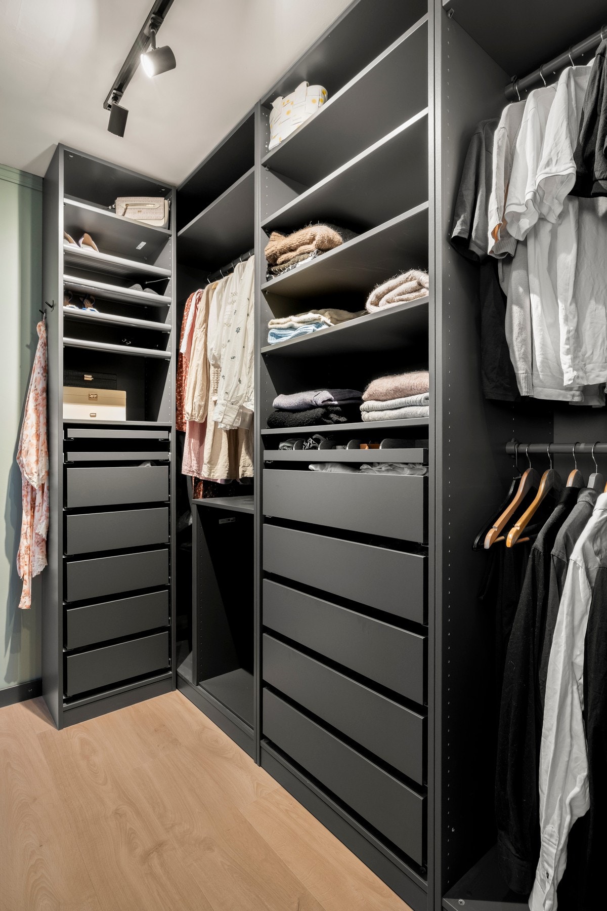 Her er det rikelig med oppbevaringsplass for klær og tilbehør. Galleribilde