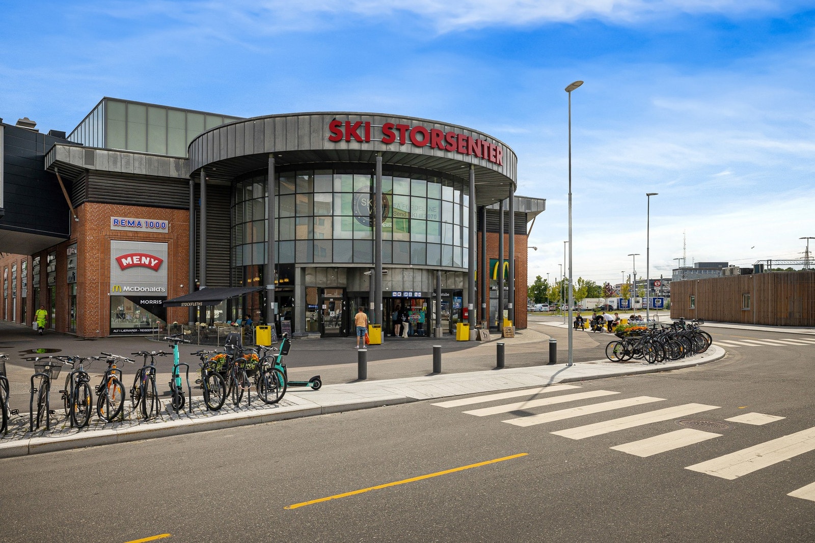 Ski storsenter ligger ca. 2 km unna, med 145 butikker og spisesteder, kinosenter med 8 saler, bowlinghall og helsetorg. Galleribilde