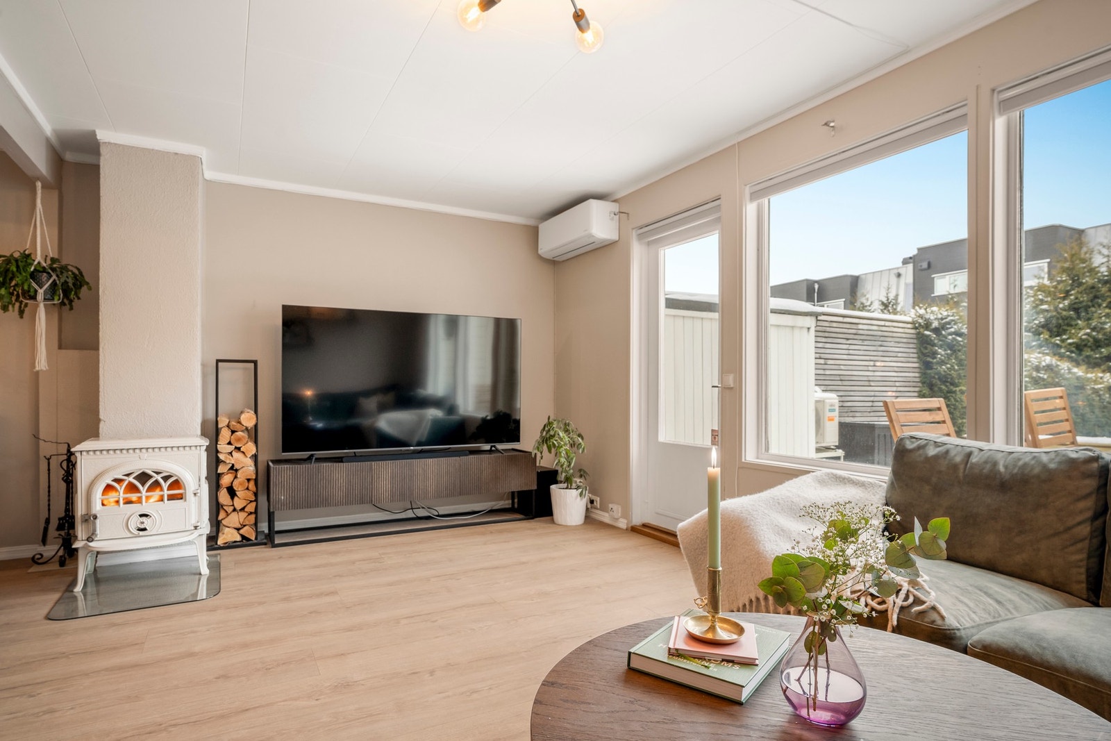 Stuen har koselig peisovn som skaper ekstra hygge på vinterkveldene. Galleribilde