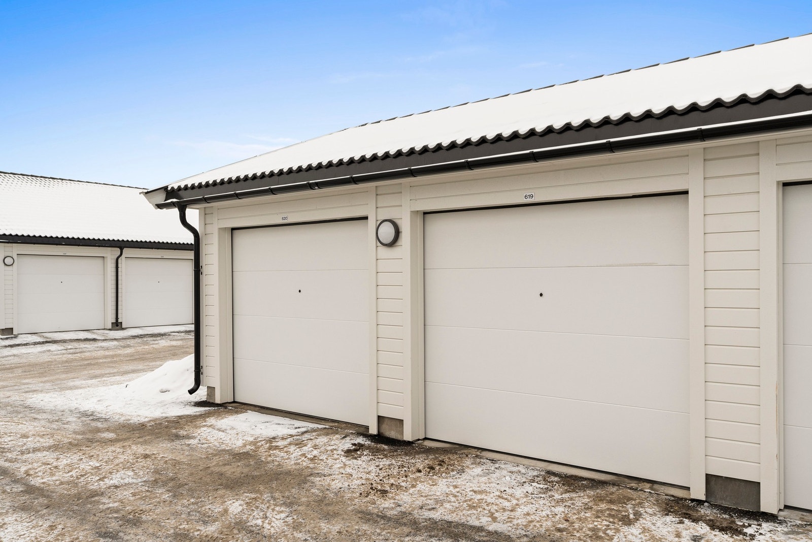 Garasje i rekke fra 2023, med lagringshems og elbil-lader. Galleribilde