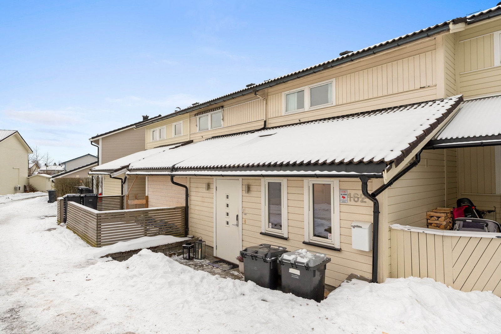 Fasade med inngangsparti. Galleribilde