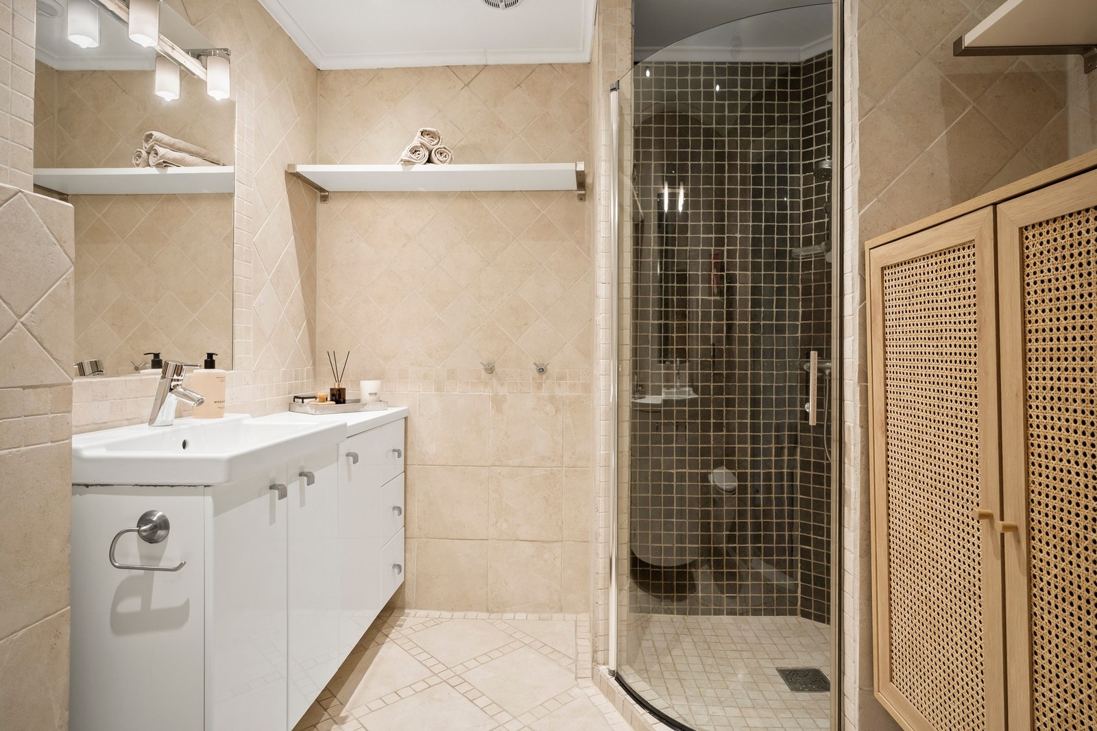 Det delikate badet i andre etasje gir et inntrykk av luksus med flislagte overflater. Galleribilde