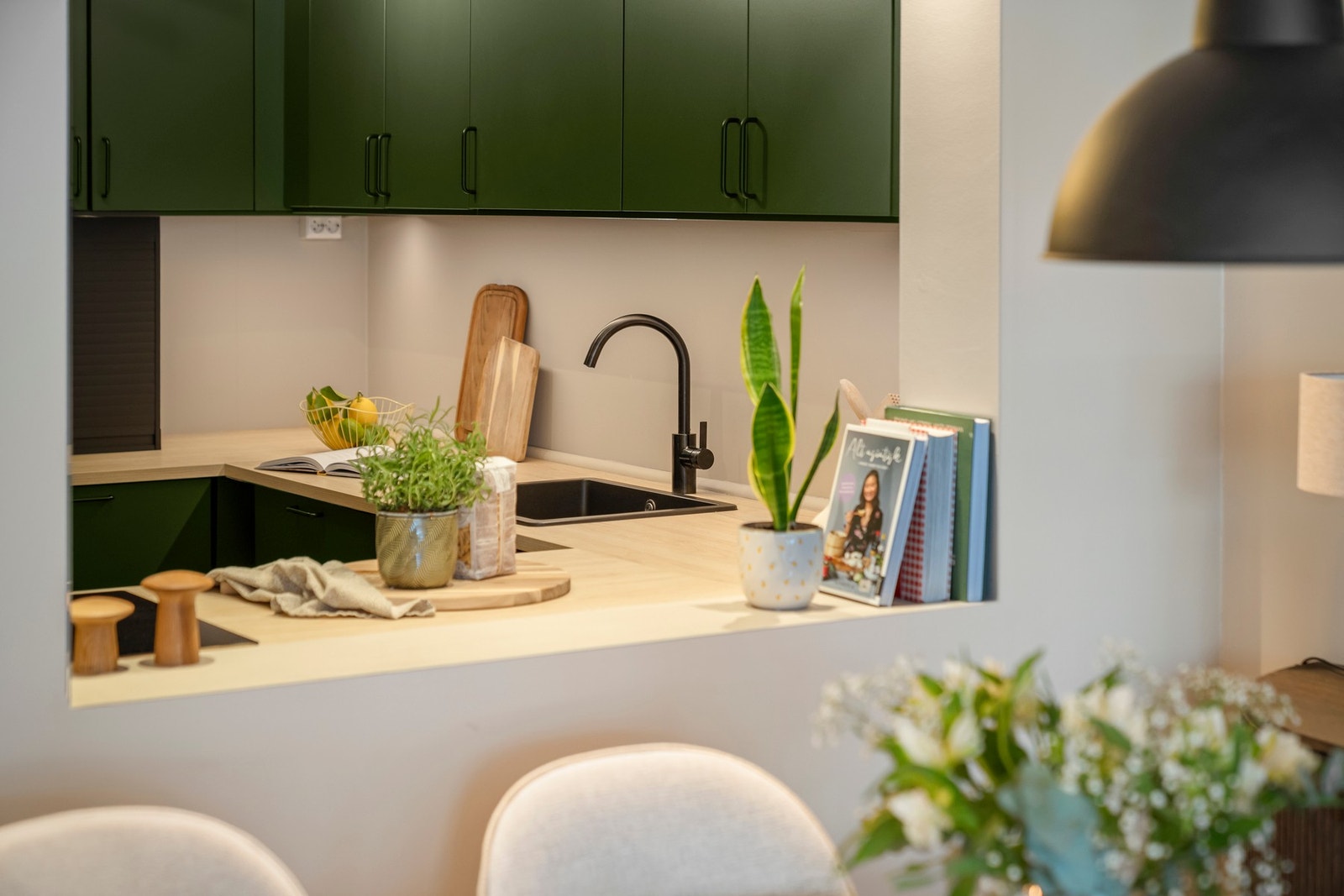 Delvis adskilt kjøkken gjør dette rommet til et sosialt midtpunkt samtidig som det gir mulighet for tilbaketrukkenhet. Galleribilde