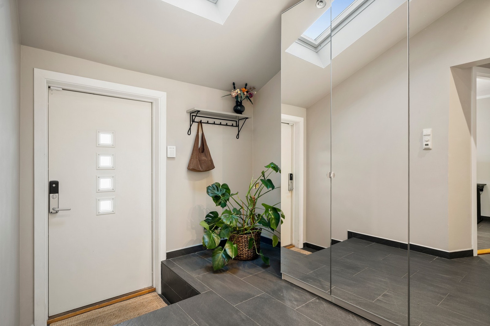 Velkommen inn i denne hyggelige entréen med god lagringsplass i garderobe med speilfronter. Galleribilde