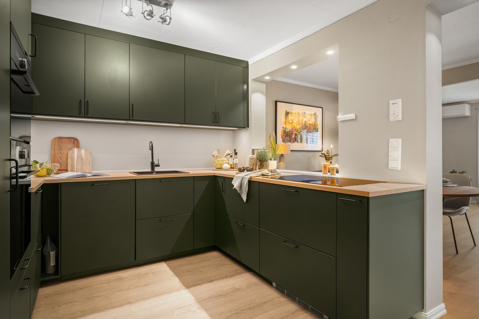 Lekker U-formet innredning fra IKEA i en moderne mørkegrønn nyanse med slette fronter. Galleribilde