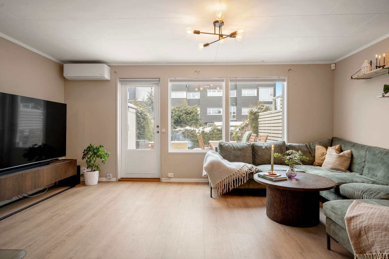 Boligen varmes med varmepumpe, elektriske panelovner supplert med vedfyring samt varmekabler på bad. Galleribilde