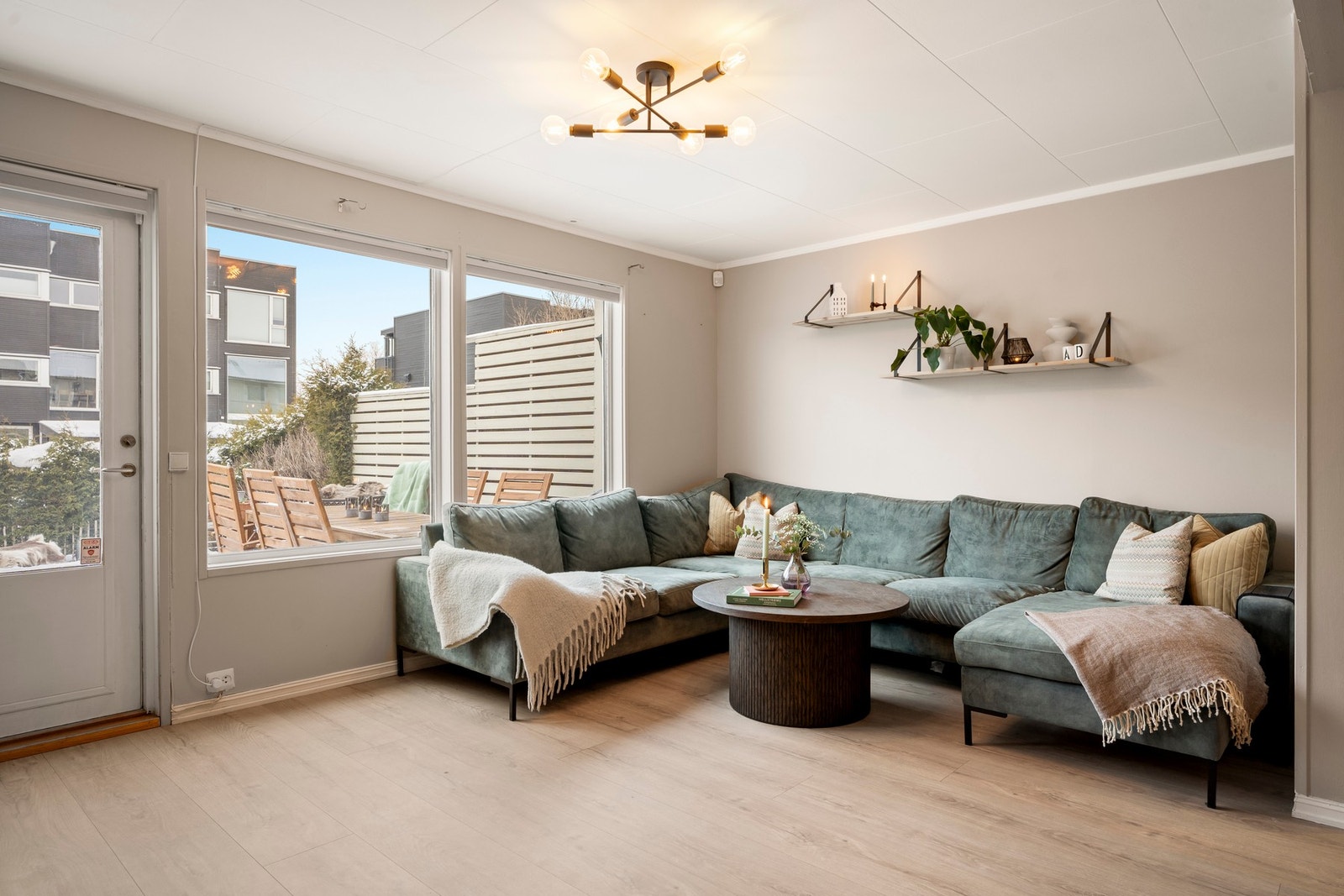 Store vindusflater gir rikelig med naturlig lys og enkel tilgang til terrassen og hagen via terrassedør. Galleribilde