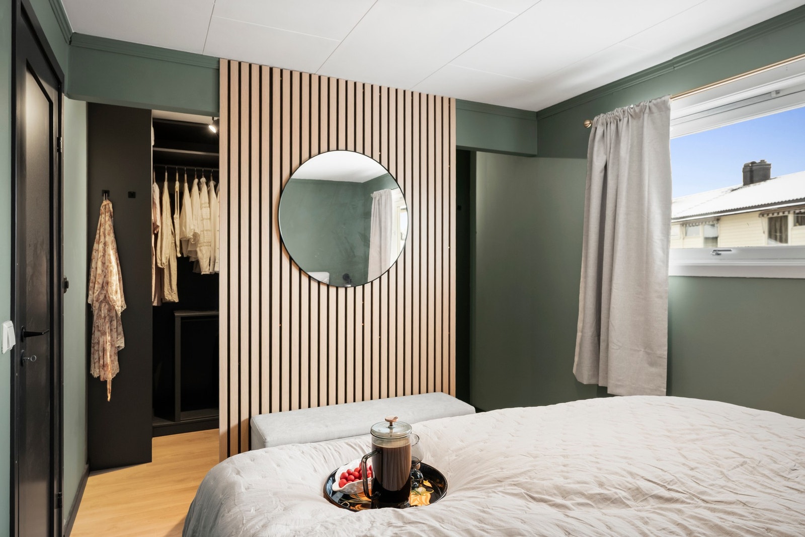 Hovedsoverommet har en dekorativ spilevegg med walk-in closet bak. Galleribilde