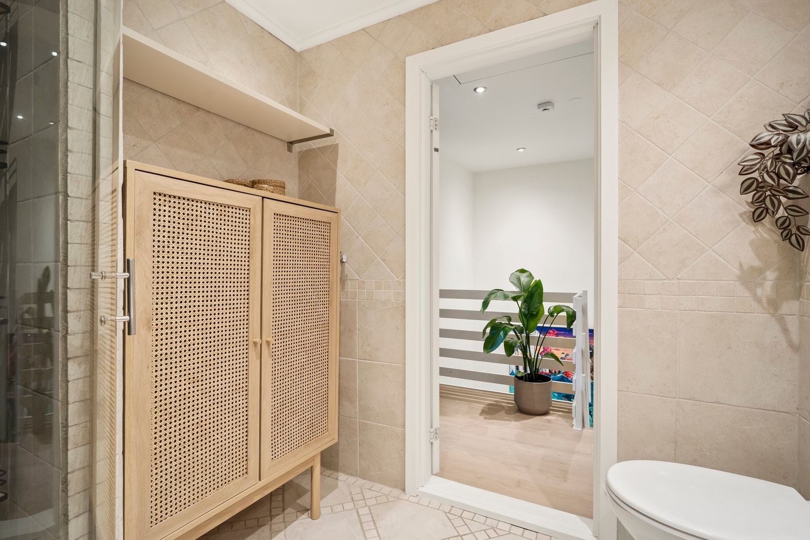 Veggmontert toalett og en stilfull dusjnisje med glassdør. Badet har TG2, se tilstandsrapport for nærmere beskrivelse. Galleribilde