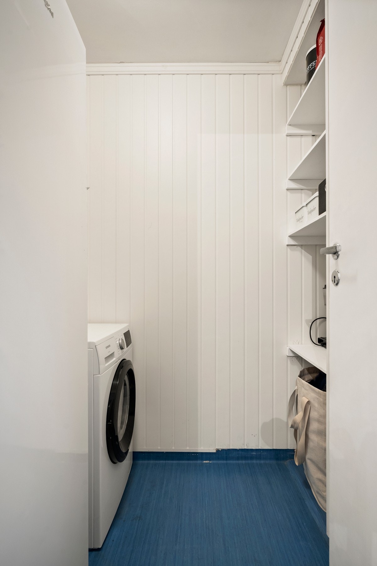 Vaskerom/bod med god plass til vaskemaskin, tørketrommel og kombiskap av kjøl og frys. Galleribilde