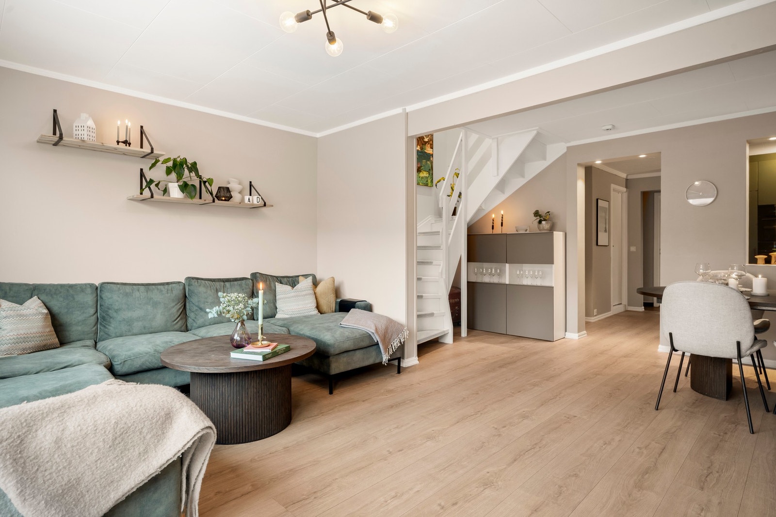 Stuen er romslig og gir god plass til både sofagruppe, TV-møbler og spisebord. Galleribilde