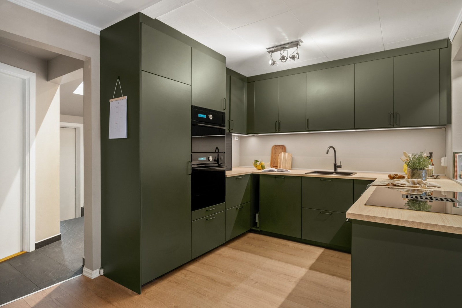 Her får du moderne hvitevarer fra 2024 slik som kjøleskap, komfyr, kombiovn, oppvaskmaskin og induksjonstopp. Galleribilde