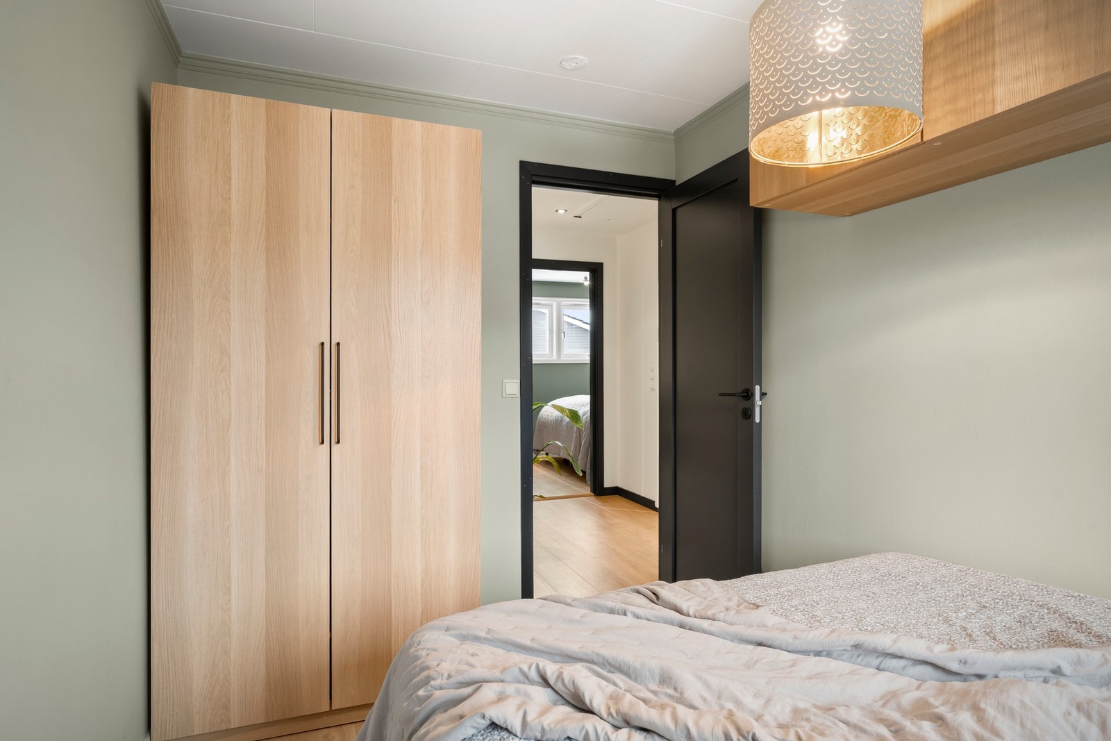 Garderobeskap medfølger i handelen. Galleribilde