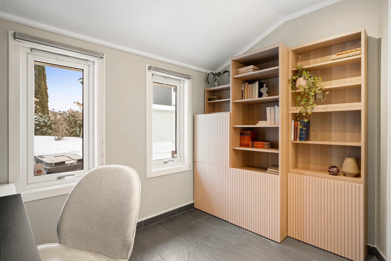 Kontoret er et hyggelig rom med pent fargevalg på vegger og godt med naturlig lysinnslipp. Galleribilde