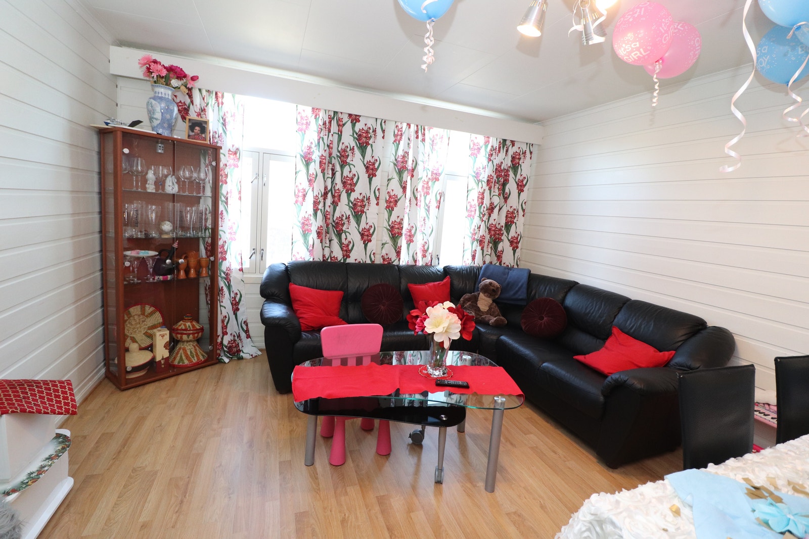 Romslig og lys stue Galleribilde