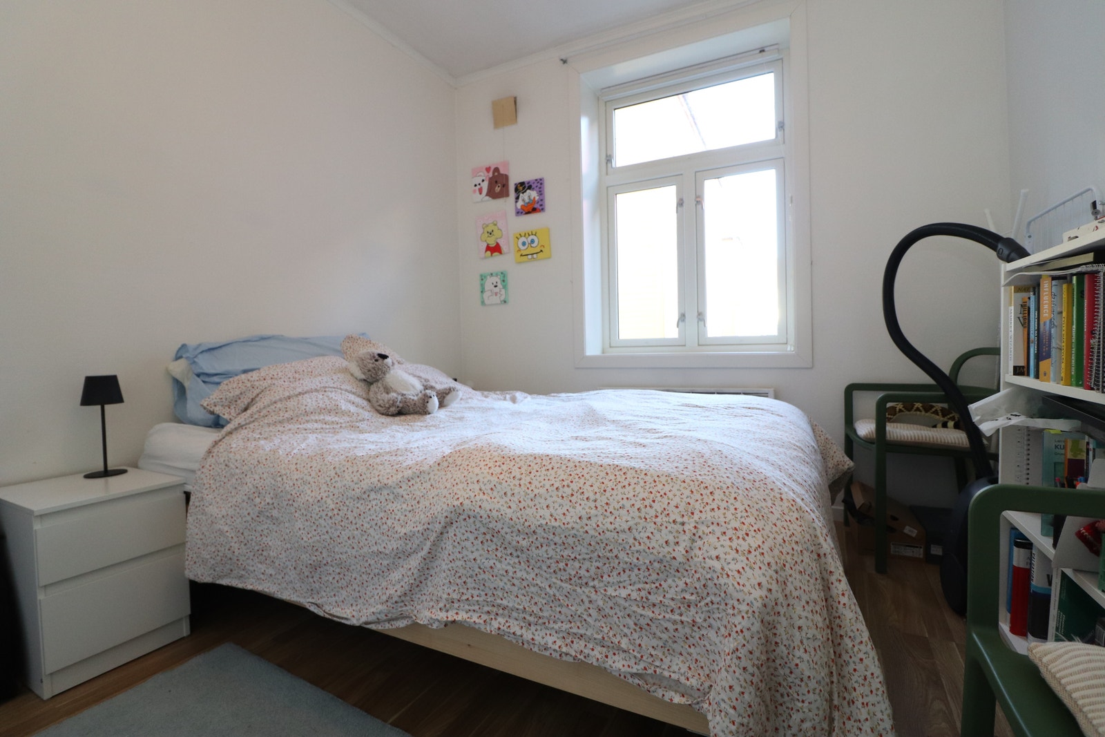 Stort soverom med garderobeskap Galleribilde