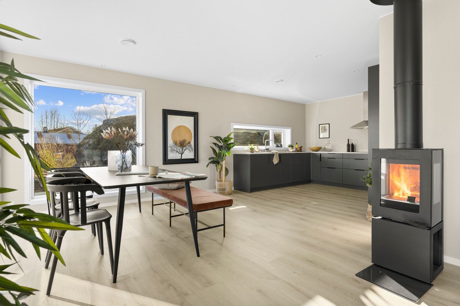 Te for to eller middag for mange. Gode smaker møter nye venner. Det begynner på kjøkkenet. Med friske råvarer, en klype inspirasjon og en smule tålmodighet. Krydder etter smak. Galleribilde