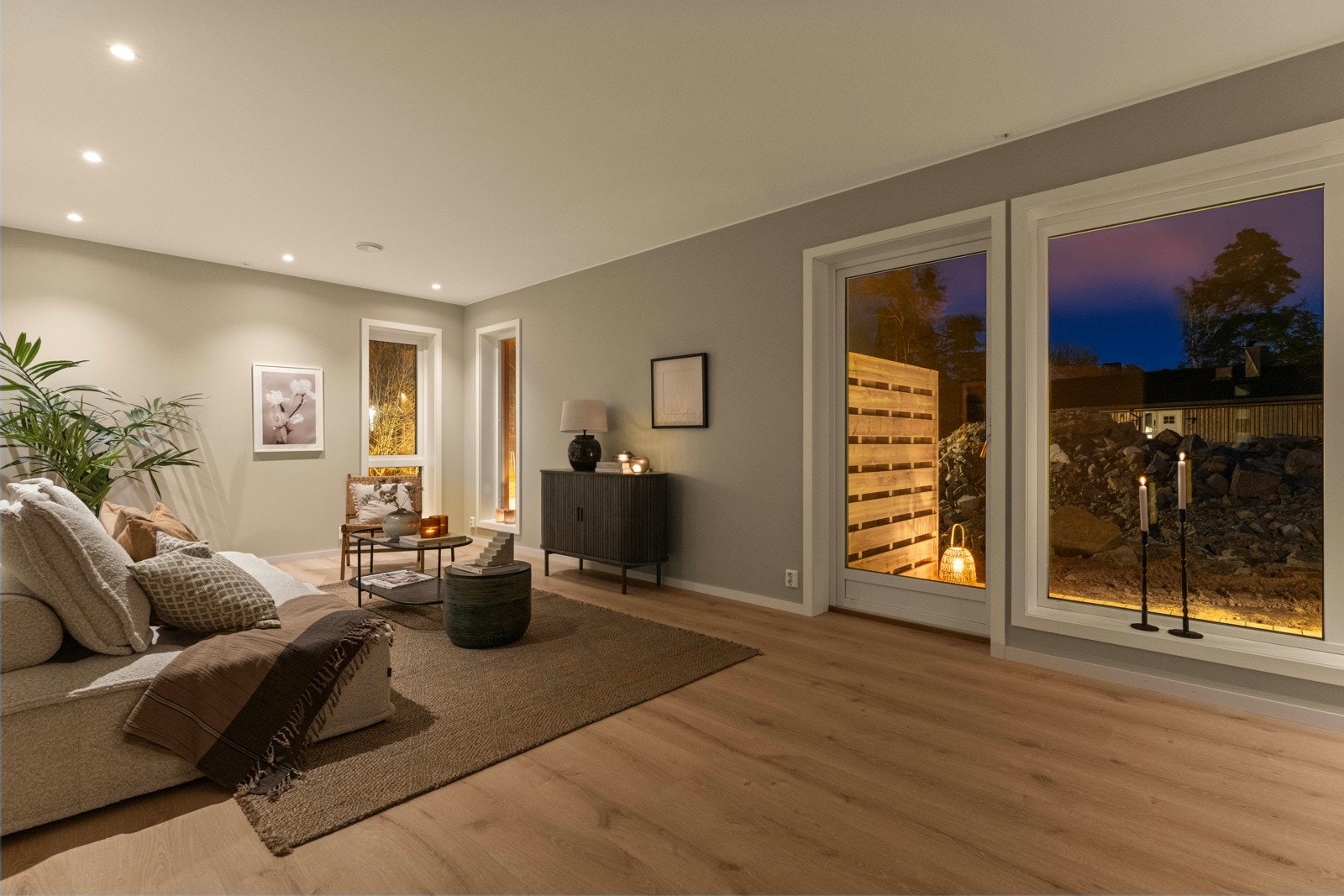 Boligen har meget gode vindusflater på tre av fire vegger i stuen, noe som gir et fantastisk lysinnslipp og en luftig romfølelse gjennom hele dagen! Galleribilde