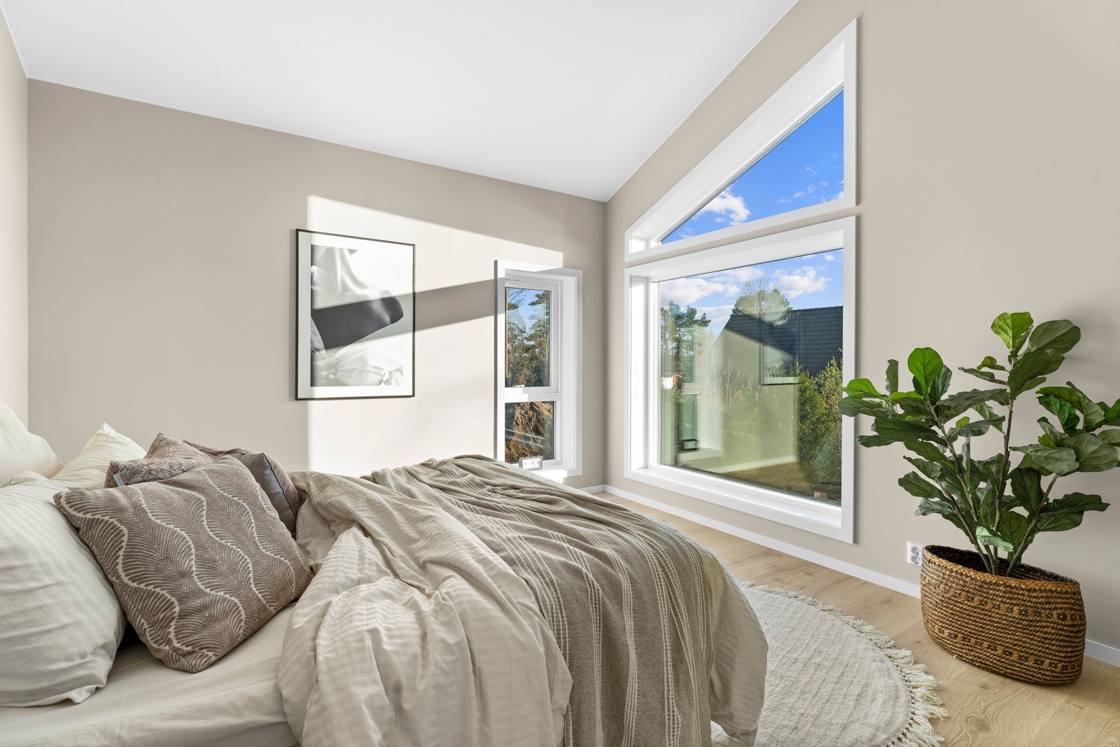 Boligen har 4 romslige soverom - alle med gjennomgående smakfult laminatgulv og slette, malte vegger. Galleribilde