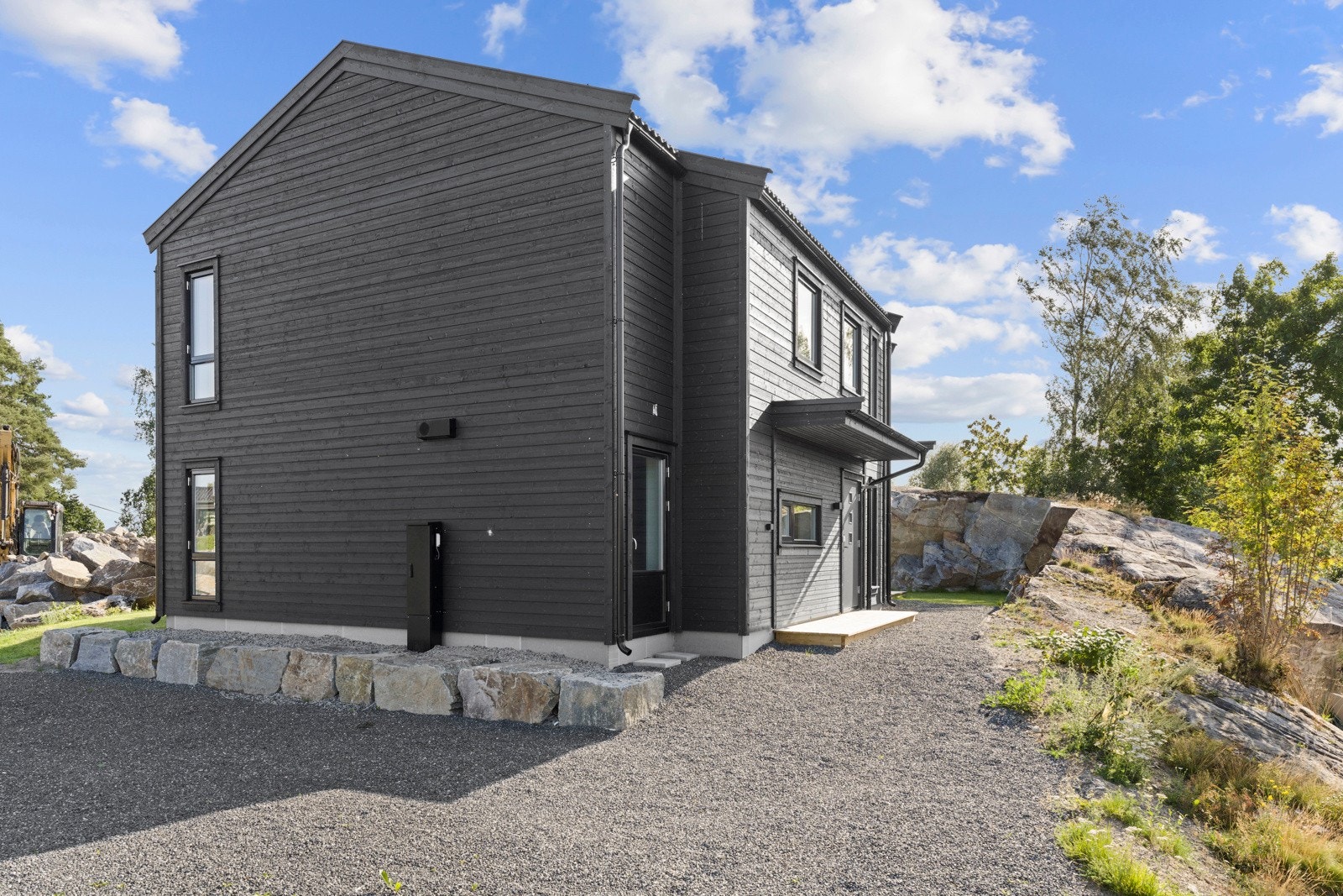Romslig gruset gårdsplass med mulighet for oppføring av garasje eller carport. Galleribilde