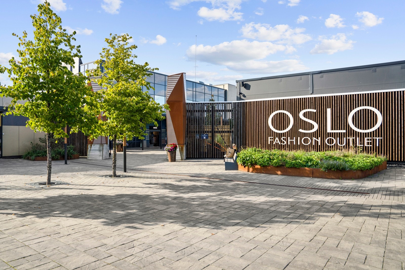 Kort vei til Oslo Fashion Outlet - perfekt for deg som liker gode kupp og et bredt utvalg av kjente merkevarer. Galleribilde