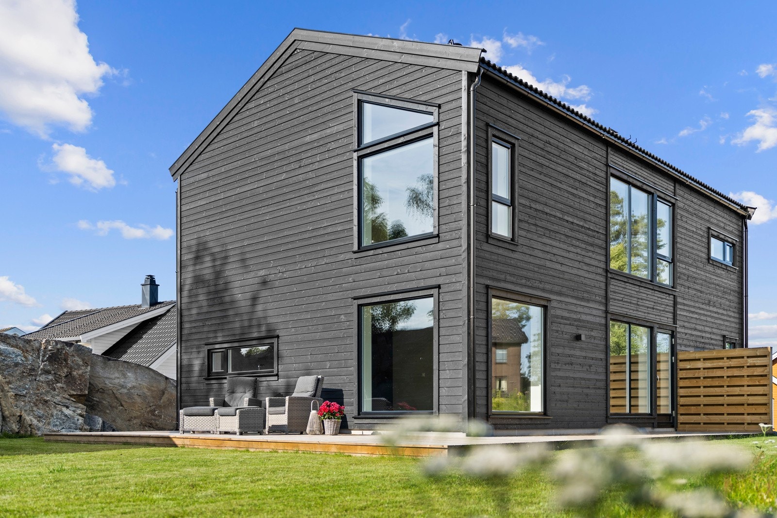 Boligens beliggenhet og utforming gir optimal utnyttelse av solforholdene. Galleribilde