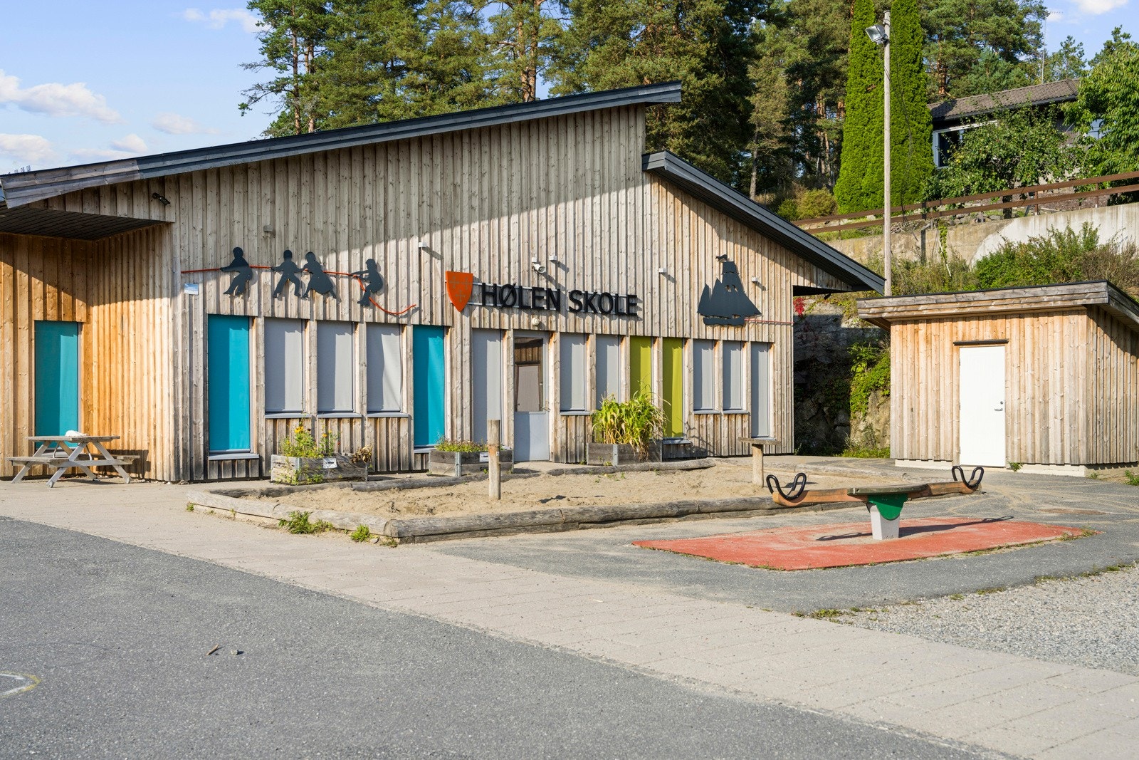 Kort gangavstand mellom Hølen skole og Noras Hage 31 - trygt, barnevennlig og praktisk plassert i et rolig nærmiljø. Galleribilde