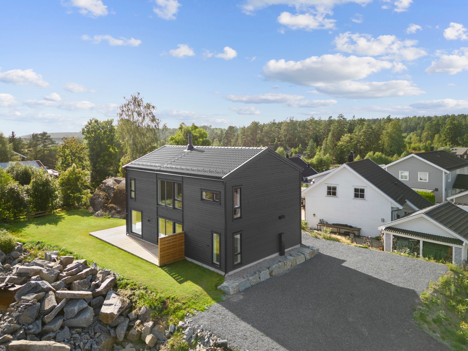 Romslig gårdsplass med god plass til flere biler og enkel manøvrering, ideell for både hverdag og gjester. Galleribilde