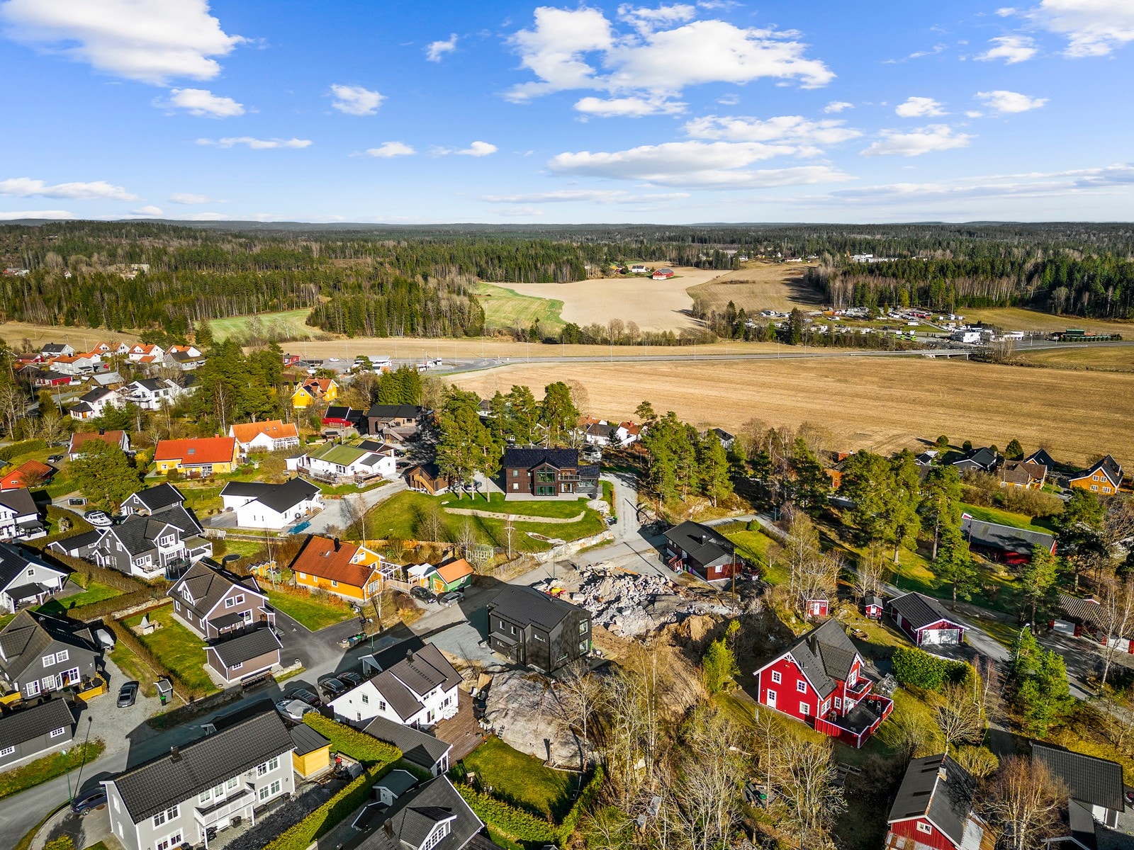 Når du velger bolig, velger du også nabolag. Nærbutikk. Skolevei. Nærhet til naturen. Nye naboer. Rammen rundt der du bor. Galleribilde