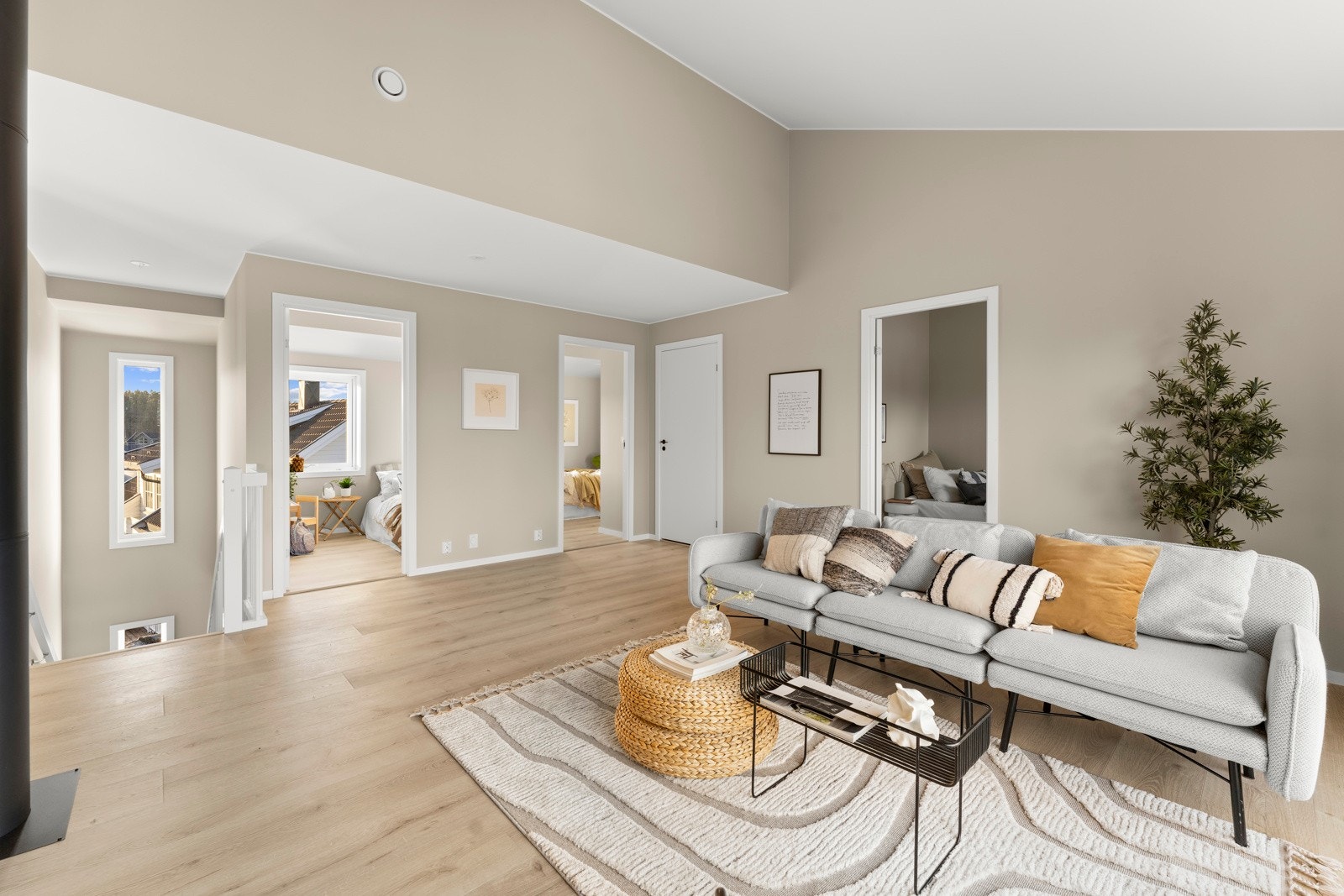 Det er også en meget god takhøyde i 2. etasje med mønt skråtak som gir en god og luftig romfølelse. Galleribilde